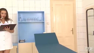 Csöcsös nővérke hátsó bejáratba rakva