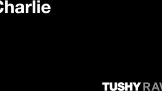 TUSHYRAW - Charlie a bombázó világos szőke milf