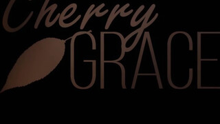 Cherry Grace a formás pinás lány
