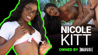 Mofos - Nicole Kitt a izgató méretes cickós barna picsa